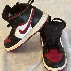 Kids NIKE air Jordans red&black size 9